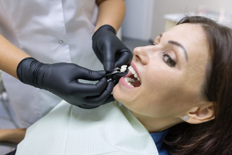 公告訊息 1 adult female dentist choosing tooth implant medic 2021 12 21 15 10 31 utc 1