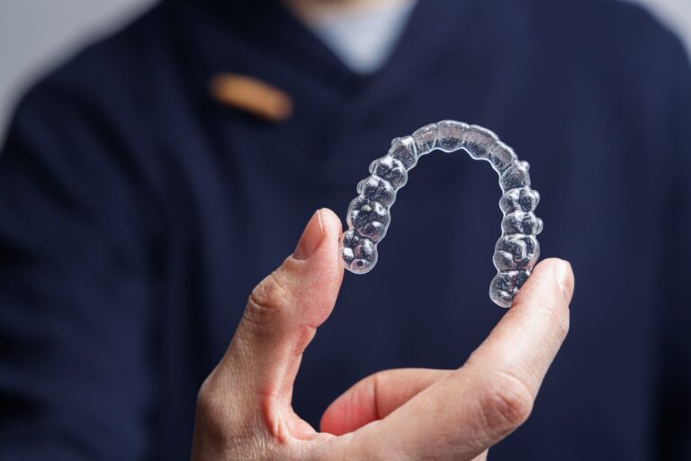 公告訊息 1 man holding one transparent aligner invisalign or 2023 02 28 18 33 52 utc 1