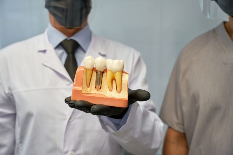 公告訊息 1 dental technicians presenting a model of artificia 2022 09 29 19 22 32 utc 1